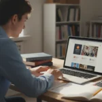 Étudiant cherchant des cours de maths en ligne sur un ordinateur